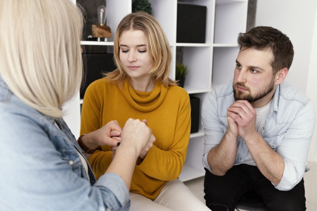 couple faisant une réunion de couple avec psy