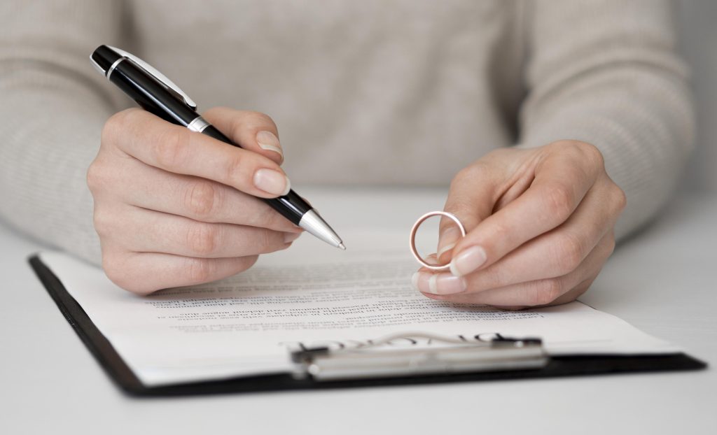 une femme en train de signer un contrat de divorce