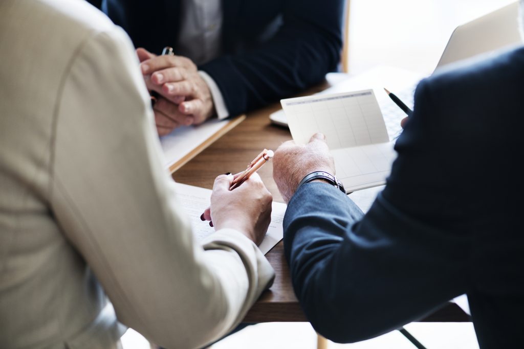 avocat commis d'office avec ses clients