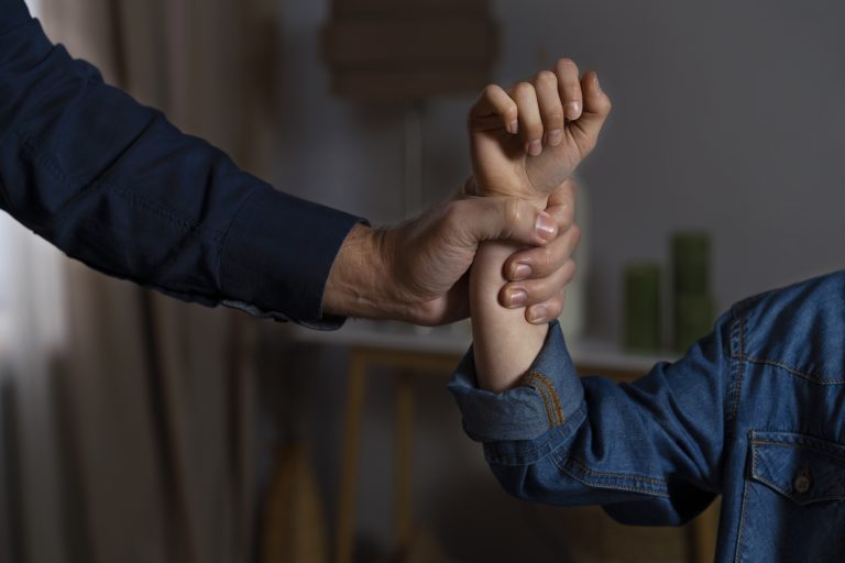 Violence conjugale avocat : quels sont vos droits immédiats ?